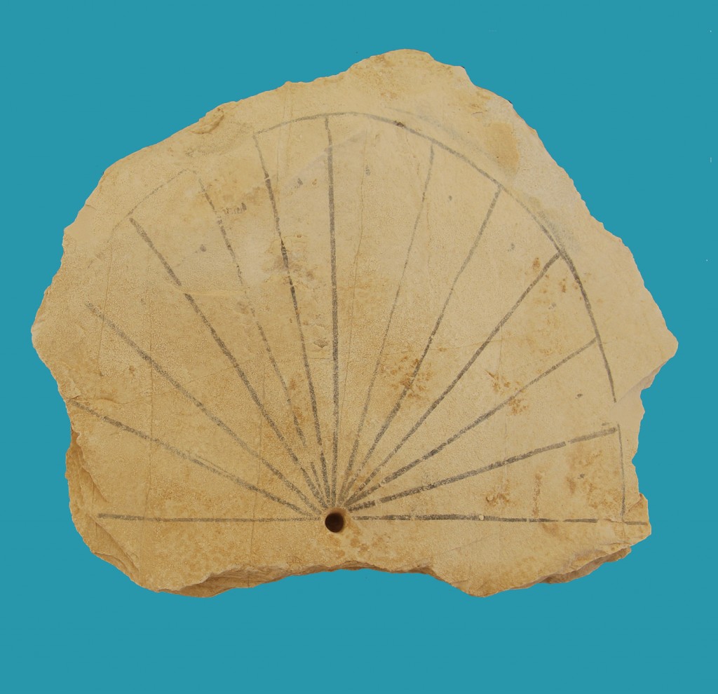 Одни из старейших солнечных часов были найдены при раскопках в Долине Царей. Сообщение о находке гласит: "Египетские солнечные часы вернулись к человечеству спустя тысячи лет".